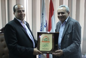 د. سيد خطاب يتسلم درع التكريم من الكاتب الصحفى هيثم الهوارى